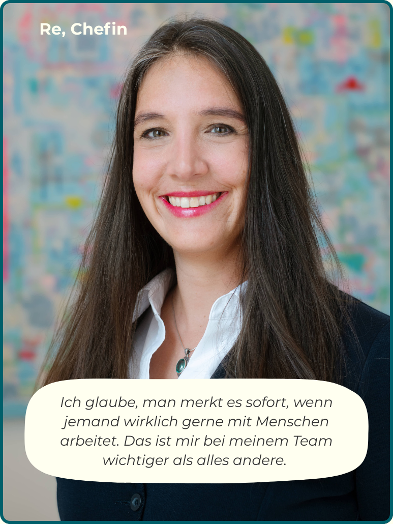 Bild einer Physiotherapie Chefin mit einem Zitat von ihr "Ich glaube, man merkt es sofort, wenn jemand wirklich gerne mit Menschen arbeitet. Das ist mir bei meinem Team wichtiger als alles andere."