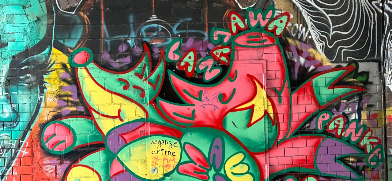 Banner für Physiotherapie-Job in Berlin-Wedding. Eine Graffiti-Wand in Berlin-Wedding